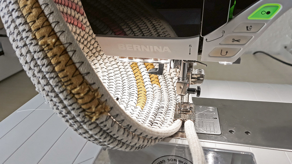 Двойная лапка Bernina # 60C для вшивания шнуров