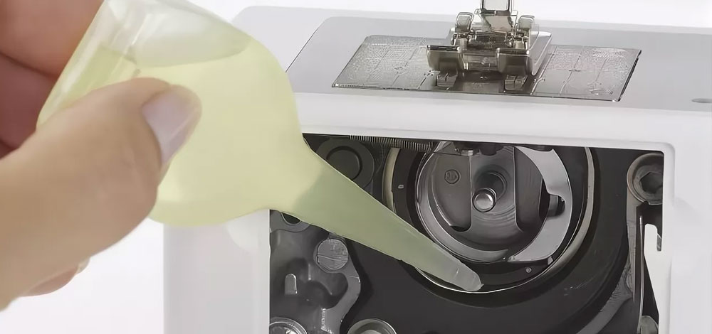 Чистка и смазка челноков в швейной машине
